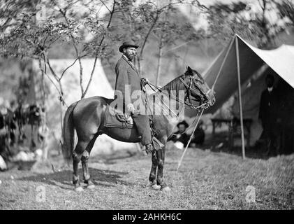 Pinkerton a cavallo sul campo di battaglia di Antietam nel 1862, Allan Pinkerton, Allan J. Pinkerton (1819 - 1884) Scottish-American detective e spy, meglio conosciuto per la creazione della Pinkerton National Detective Agency Foto Stock