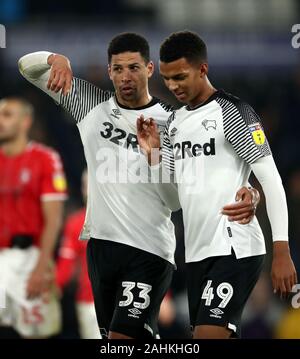 Derby County's Curtis Davies (sinistra) e Morgan Whittaker dopo il fischio finale del Cielo scommessa match del campionato al Pride Park, Derby. Foto Stock