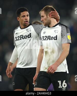 Derby County's Curtis Davies (sinistra) e Matt Clarke dopo il fischio finale del Cielo scommessa match del campionato al Pride Park, Derby. Foto Stock