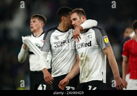 Derby County's Curtis Davies (sinistra) e Matt Clarke dopo il fischio finale del Cielo scommessa match del campionato al Pride Park, Derby. Foto Stock