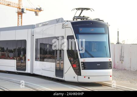 Qatar Foundation (QF) ha lanciato l’Education City Tram, un sistema di trasporto pionieristico che porta in Qatar una nuova forma di viaggi sostenibili Foto Stock