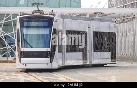 Qatar Foundation (QF) ha lanciato l’Education City Tram, un sistema di trasporto pionieristico che porta in Qatar una nuova forma di viaggi sostenibili Foto Stock