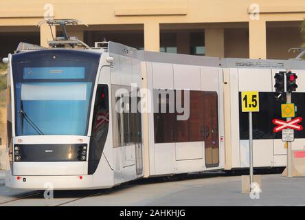 Qatar Foundation (QF) ha lanciato l’Education City Tram, un sistema di trasporto pionieristico che porta in Qatar una nuova forma di viaggi sostenibili Foto Stock