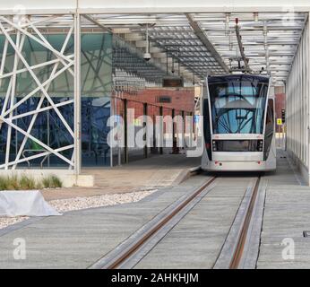 Qatar Foundation (QF) ha lanciato l’Education City Tram, un sistema di trasporto pionieristico che porta in Qatar una nuova forma di viaggi sostenibili Foto Stock