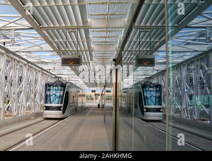 Qatar Foundation (QF) ha lanciato l’Education City Tram, un sistema di trasporto pionieristico che porta in Qatar una nuova forma di viaggi sostenibili Foto Stock