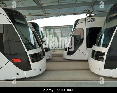 Qatar Foundation (QF) ha lanciato l’Education City Tram, un sistema di trasporto pionieristico che porta in Qatar una nuova forma di viaggi sostenibili Foto Stock