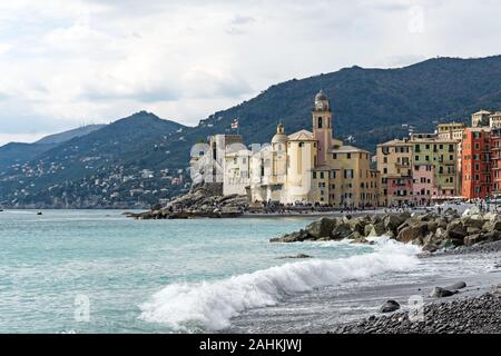 Riviera italiana colorato paesaggio spiaggia del villaggio di Camogli in Liguria - Provincia di Genova Foto Stock