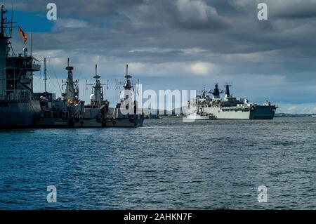 Il tedesco "Elbe" con le navi svedesi HSwMS Kalmar (K23), Stoccolma (K11) e Malmö (K12) il norvegese HNoMS Horten (A530) con classe Hauk MTBs si diressero a fianco e il British Amphibious Assault nave HMS Albion con la miniera hunter HMS Middleton accanto a Loch pecora un mare scozzese loch sulla costa ovest della Scozia durante una NATO esercitazione navale. Foto Stock