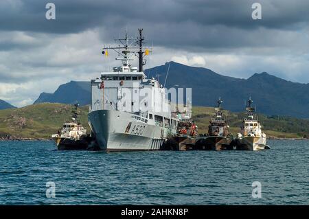 Il Norvegese HNoMS Horten (A530) con cinque classe Hauk MTBs si diressero a fianco Foto Stock