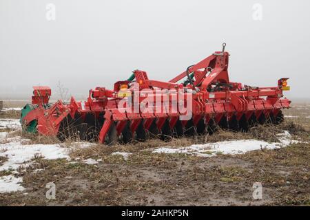 Nuovissime attrezzature per l'agricoltura al di fuori del campo, durante i mesi invernali. Foto Stock