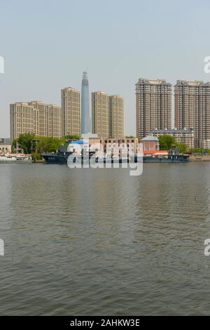 Edifici nuovi e in costruzione di alto livello vicino al fiume Haihe nel quartiere di Binhai, Tianjin, Cina, con il Centro finanziario CTF che sta per essere completato. Foto Stock