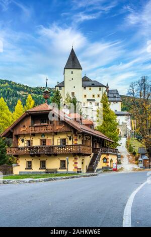 Un villaggio con il Castello Burgmauterndorf, Austria, l'Europa. Foto Stock