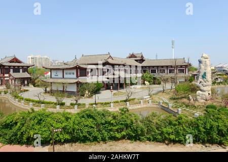 Nuovo edificio in stile tradizionale nel parco Hebin vicino al fiume Haihe, quartiere Binhai, Tianjin, Cina Foto Stock