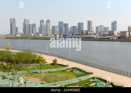 Vista dal parco di Hebin attraverso il fiume Haihe alla zona di libero scambio di Binhai, Tianjin, Cina Foto Stock