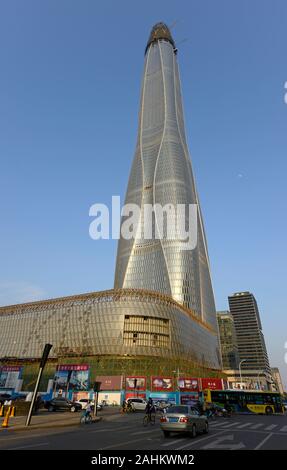 Chow Tai Fook Finance Centre in Binhai Area, Tianjin, ottavo edificio più alto in tutto il mondo quando è aperto, si avvicina al completamento su una soleggiata giornata di aprile. Foto Stock