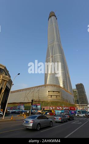 Chow Tai Fook Finance Centre in Binhai Area, Tianjin, ottavo edificio più alto in tutto il mondo quando è aperto, si avvicina al completamento su una soleggiata giornata di aprile. Foto Stock