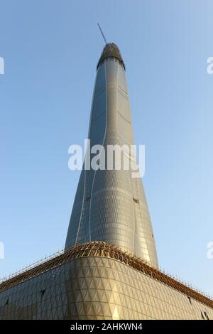 Chow Tai Fook Finance Centre in Binhai Area, Tianjin, ottavo edificio più alto in tutto il mondo quando è aperto, si avvicina al completamento su una soleggiata giornata di aprile. Foto Stock