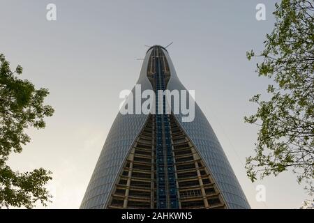 Chow Tai Fook Finance Centre in Binhai Area, Tianjin, ottavo edificio più alto in tutto il mondo quando è aperto, si avvicina al completamento su una soleggiata giornata di aprile. Foto Stock