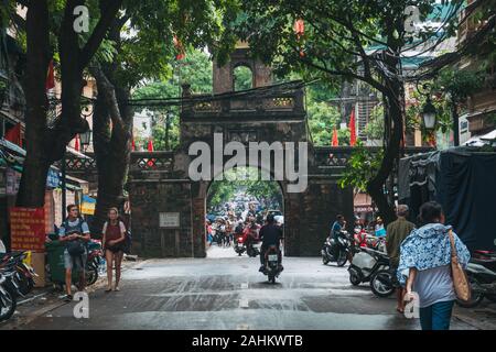 Un calcestruzzo arco porta all'ingresso del vivace quartiere vecchio, Hanoi, Vietnam Foto Stock