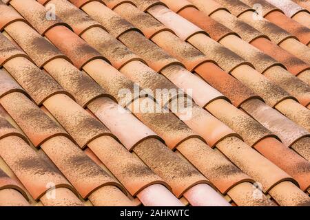 Una vista ravvicinata della moderna monaco e monaca stile di argilla in terracotta tegole, cerchi colorati da tempo. In Provenza, Francia. Foto Stock