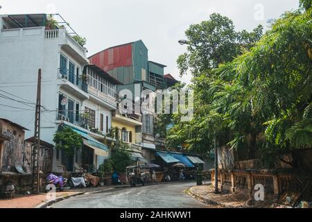 Una strada tranquilla appena fuori il vecchio quartiere, Hanoi, Vietnam Foto Stock