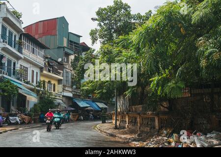 Una strada tranquilla appena fuori il vecchio quartiere, Hanoi, Vietnam Foto Stock