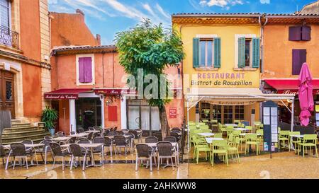 Roussillon, Francia - 14 ottobre 2016. Street View di vivaci ristoranti dipinto con localmente minate pigmento color ocra. Foto Stock