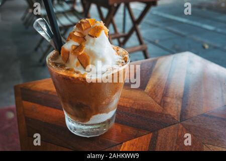 Un vietnamita-cocco stile caffè ghiacciato, servita presso una strada cafe ad Hanoi, Vietnam Foto Stock