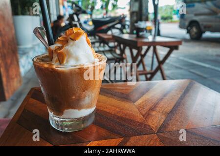 Un vietnamita-cocco stile caffè ghiacciato, servita presso una strada cafe ad Hanoi, Vietnam Foto Stock