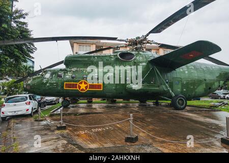 Un enorme Mil Mi6-gancio un trasporto militare elicottero nani auto nel parcheggio posteriore del Vietnam popolare di Air Force Museum, Hanoi, Vietnam Foto Stock