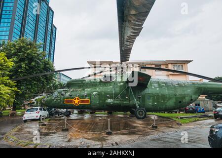 Un enorme Mil Mi6-gancio un trasporto militare elicottero nani auto nel parcheggio posteriore del Vietnam popolare di Air Force Museum, Hanoi, Vietnam Foto Stock