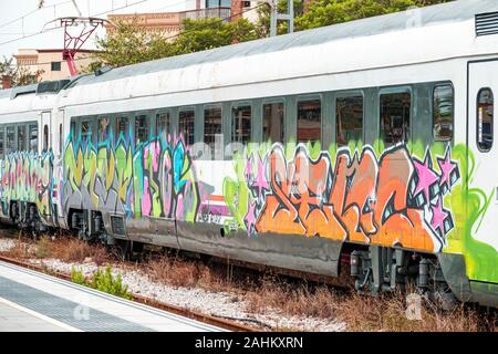 Tarragona Spagna Hispanic Catalonia Renfe stazione ferroviaria, pista di manutenzione, fuori servizio passeggeri treno, graffiti, ES190827014 Foto Stock