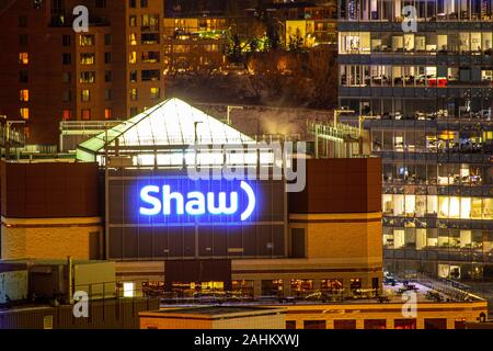 Calgary, Alberta. Canada 28 Dic 2019. Shaw Communications azienda di telecomunicazioni segno dalla parte superiore di un edificio ubicazione a Calgary. Shaw avverte c Foto Stock
