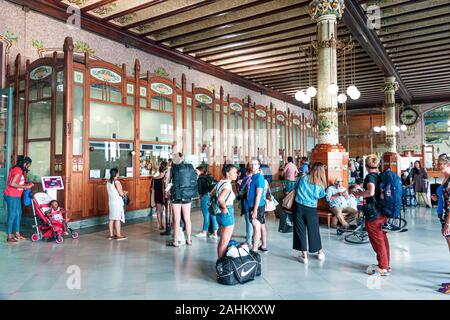 Valencia Spagna Ispanico,Estacio del Nord,stazione ferroviaria Renfe,interni,passeggeri pendolari riders,Art Nouveau,architetto Demetrio Ribes Foto Stock