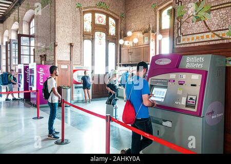 Valencia Spagna Ispanico,Estacio del Nord,stazione ferroviaria Renfe,interni,passeggeri pendolari riders,Art Nouveau,architetto Demetrio Ribes Foto Stock