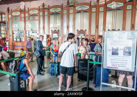 Valencia Spagna Ispanico,Estacio del Nord,stazione ferroviaria Renfe,interni,passeggeri pendolari riders,Art Nouveau,architetto Demetrio Ribes Foto Stock