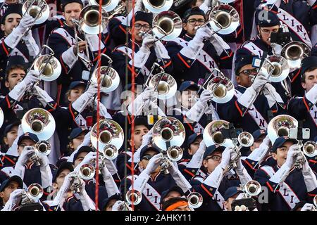 Santa Clara, California, USA. 30 Dic, 2019. L'Illinois Fighting Illini band esegue durante la ciotola Redbox gioco tra le università di California Golden Bears e la University of Illinois Fighting Illini a Levi's Stadium di Santa Clara, California. Chris Brown/CSM/Alamy Live News Foto Stock