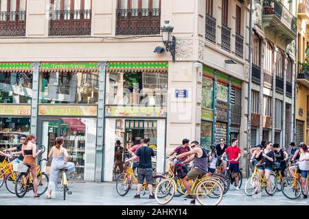 Valencia Spagna Ispanico, Ciutat Vella, città vecchia, quartiere storico, Plaza Placa de la Merce, piazza pubblica, la Fenitzia, negozio, zona pedonale, biciclette Foto Stock