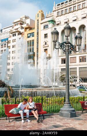 Valencia Spagna Ispanico, Ciutat Vella, città vecchia, quartiere storico, Plaza Placa de l'Ajuntament, centro città, Piazza del Municipio, fontana pubblica, panchina parco, ma Foto Stock