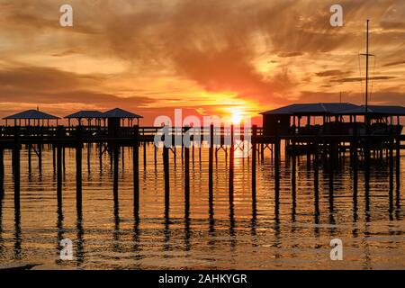 Tramonto sulla Baia di Mobile con case in barca al punto Chiaro Alabama vicino a Fairhope Alabama, Stati Uniti d'America. Foto Stock