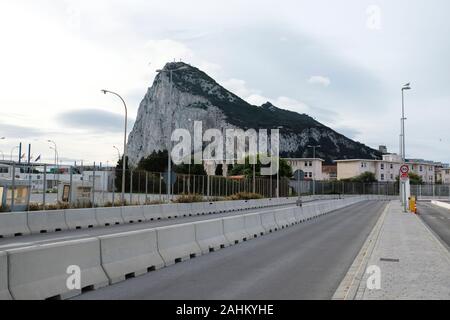 Il confine con la Spagna entrando in Gibilterra Foto Stock