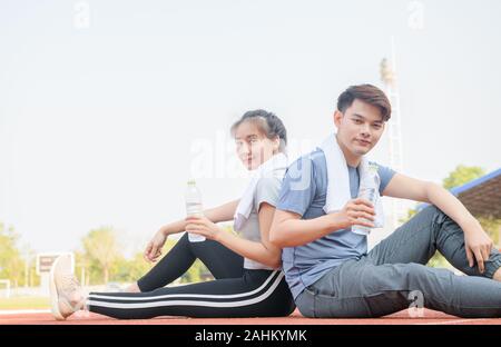 Ritratto di un simpatico ispanico giovane azienda acqua e riposo dopo runnng sulla via A studium, sano e sport concept Foto Stock