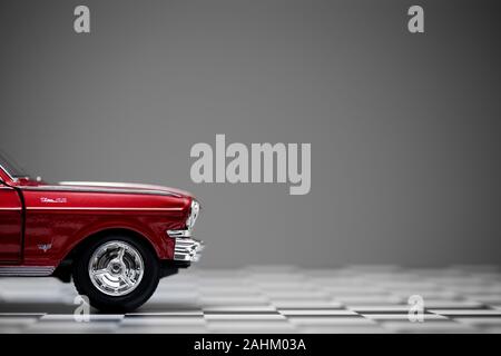 Izmir, Turchia - 27 dicembre 2019: vista laterale e frontale di un colore rosso 1960 Chevrolet Nova modello giocattolo auto. Foto Stock