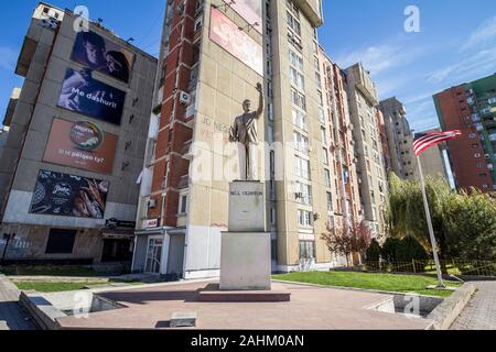 Pristina, Kosovo - Novembre 11, 2016: Bill Clinton statua su Bill Klinton boulevard. La statua è stata eretta per ringraziare Clinton azione, come noi presiden Foto Stock