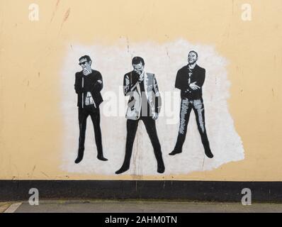 Teignmouth, Devon - 28 Settembre 2019: ripristinato il murale del gruppo MUSA di Mos Shaw su una parete in Teignmouth Foto Stock