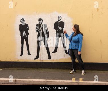 Teignmouth, Devon - 28 Settembre 2019: ripristinato il murale del gruppo MUSA di Mos Shaw su una parete in Teignmouth Foto Stock