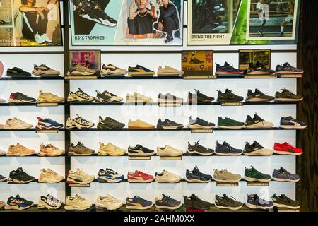 SINGAPORE - 03 Aprile 2019: scarpe sul display al negozio Puma presso un centro commerciale per lo shopping di Singapore. Foto Stock