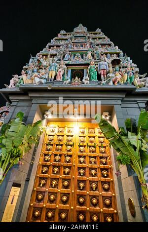 SINGAPORE - circa aprile, 2019: vista della grande doppio battente porte in legno presso il Tempio di Sri Mariamman, Singapore il più antico tempio indù. Foto Stock