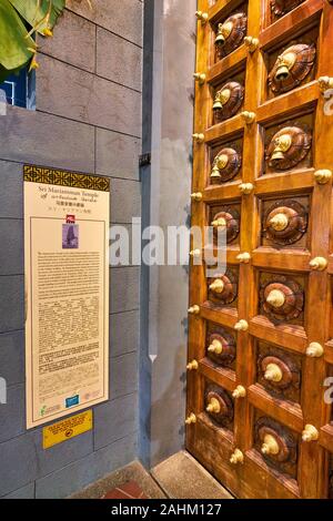 SINGAPORE - circa aprile, 2019: Immagine ravvicinata di una porta al Tempio di Sri Mariamman, Singapore il più antico tempio indù Foto Stock