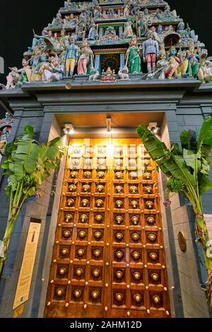 SINGAPORE - circa aprile, 2019: vista della grande doppio battente porte in legno presso il Tempio di Sri Mariamman, Singapore il più antico tempio indù Foto Stock